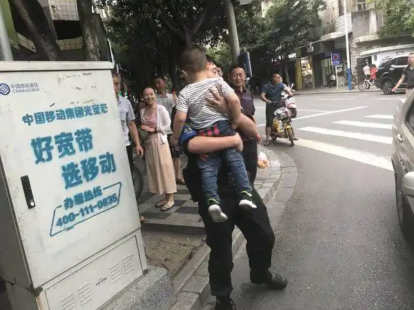 "妈妈,警察叔叔是抓坏人的,不抓小孩儿"!