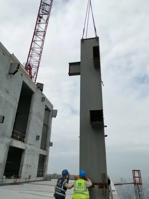武汉瑞安项目塔冠钢结构开始吊装