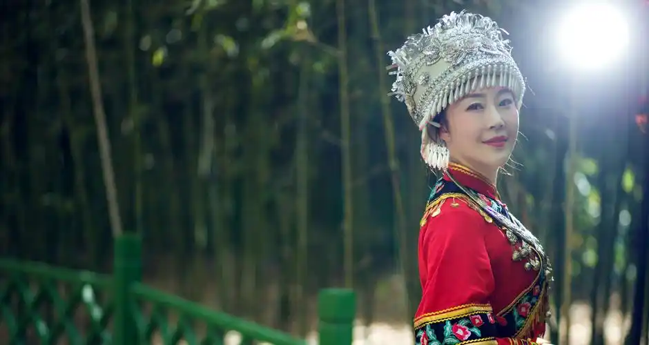 古老的记忆 那个红色的香囊 坠满苗家人的期望 而历经沧桑的 红苗族