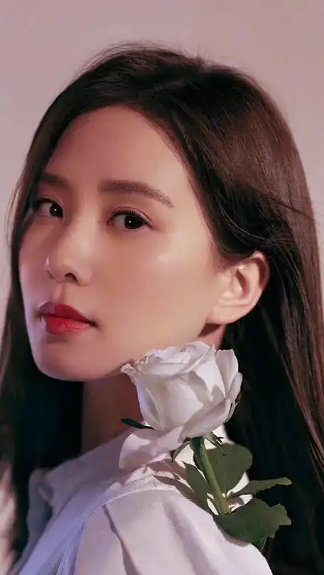 刘诗诗解锁新刊封面,白裙黑发上演温柔眼神杀,优美典雅的白玫瑰