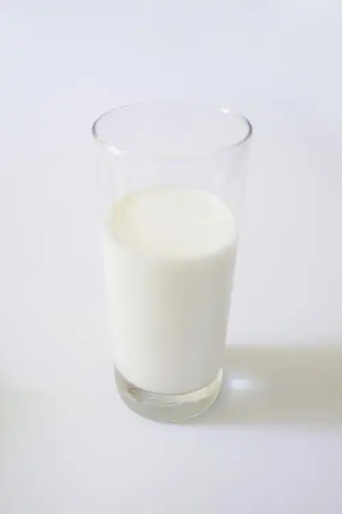 一杯牛奶摄影图