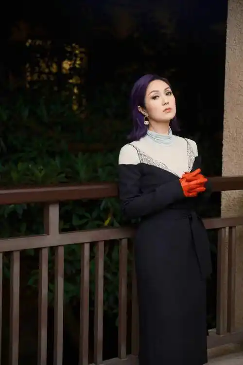 杨千嬅银河方舟音乐节斜肩礼服写真 挑染紫发浪漫时髦_杨千嬅_写真