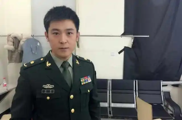 在春晚演了不少的保安,因而被称为保安专业户,现实中却是军人