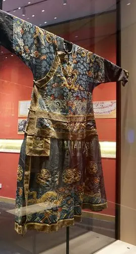 清代——绛红地彩云金龙妆花绸蟒袍问题:龙袍一般绣几条龙?