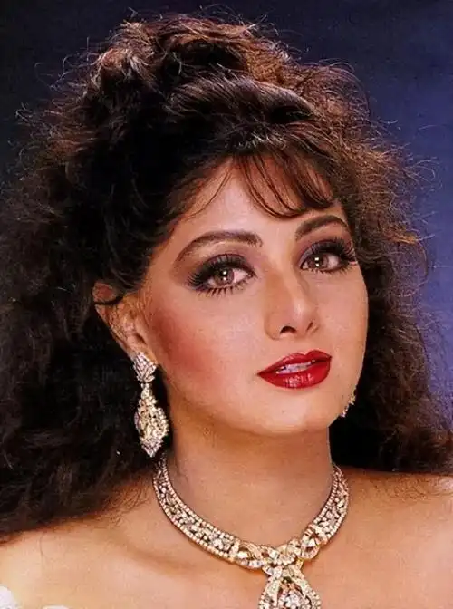 曾经,她是宝莱坞的耀眼明星,一个充满活力,风华绝代的女神,她的美丽和