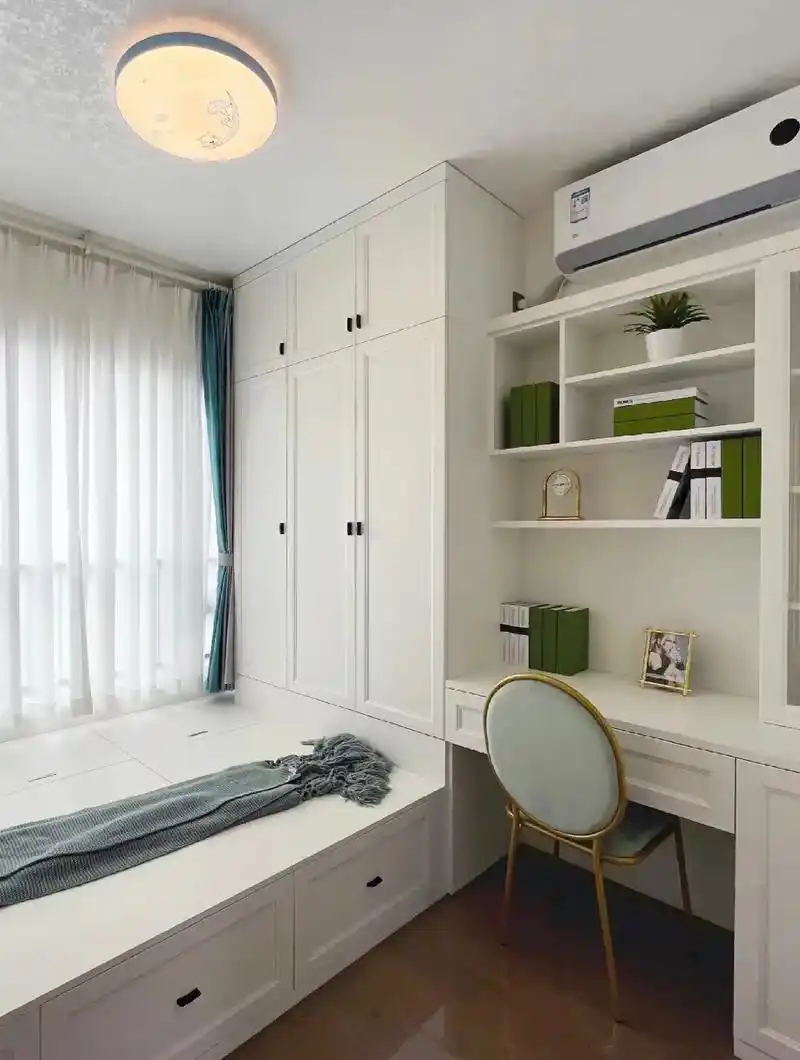 奶白色卧室榻榻米书桌全屋定制装修