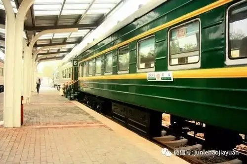 在20世纪90年代以前,绿皮车是中国火车的标志性"时装",也是中国火车的