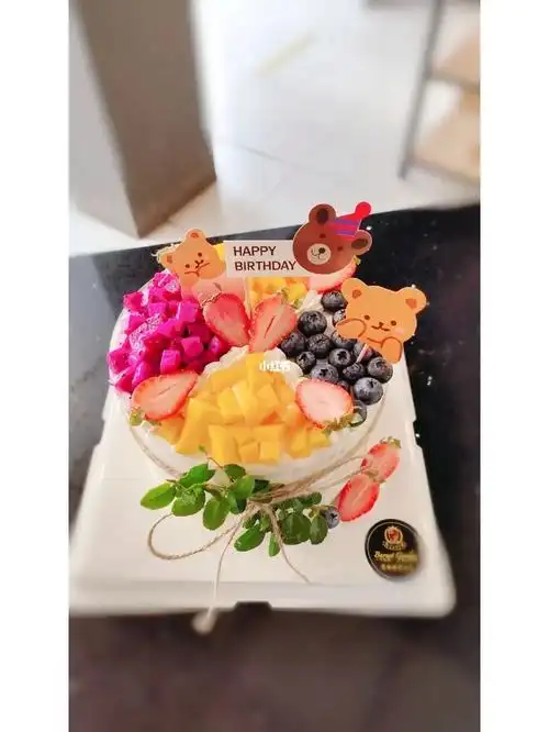 水果蛋糕小女孩水果蛋糕