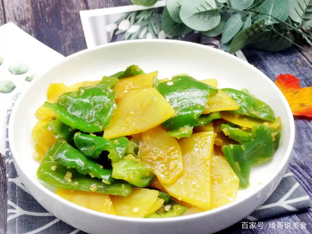 青椒土豆片人人会炒,3瓣大料手撕青椒焖1分钟,才软糯咸香下饭