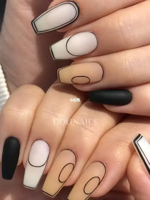 线条简约美甲磨砂