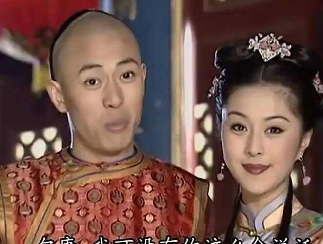 还珠:尔康喜欢金锁吗?你看她被官兵欺辱时,尔康说了啥?