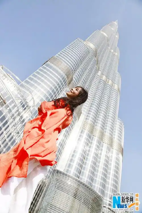 张静初迪拜塔街拍沐浴阳光展慵懒女人味