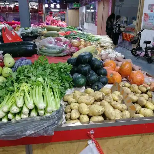 卖蔬菜的大摊位至少有4家,哪家的时鲜漂亮价格合理,你转着圈挑