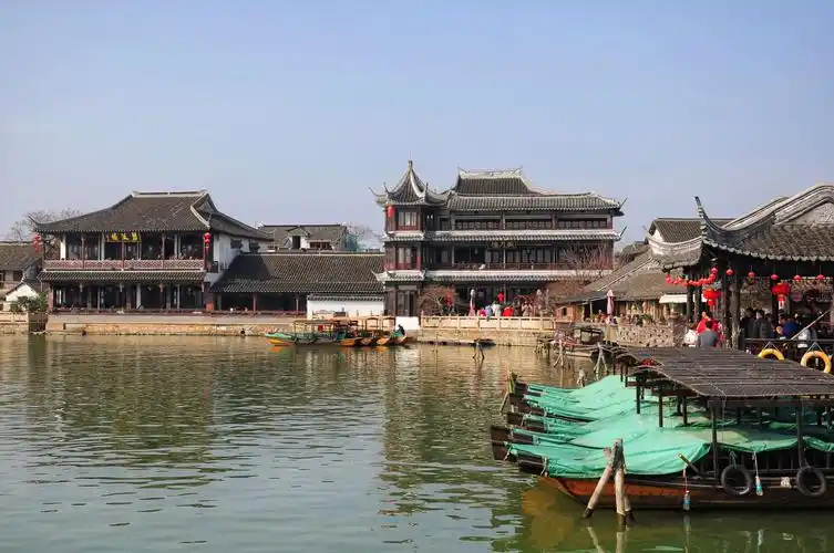 锦溪古镇游船码头,就设在莲池禅院旁的菱塘湾.