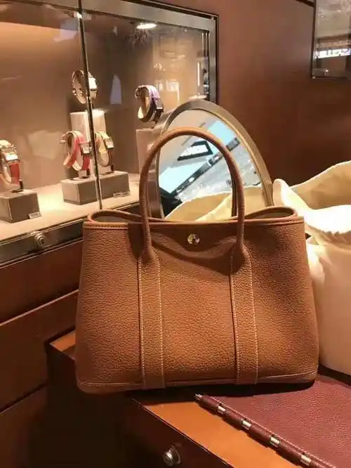 奢侈品箱包界的权力游戏爱马仕的高傲与香奈儿的策略性涨价