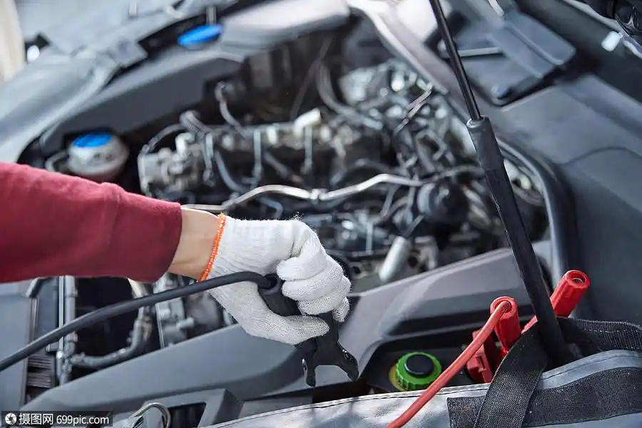 汽修工修理汽车故障排查车辆零件检查特写
