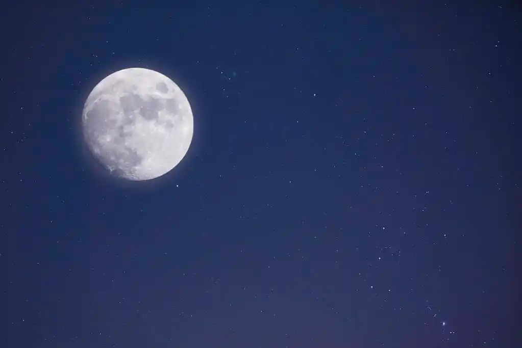 满月和夜空的星星,满天的星星在夜间大月亮