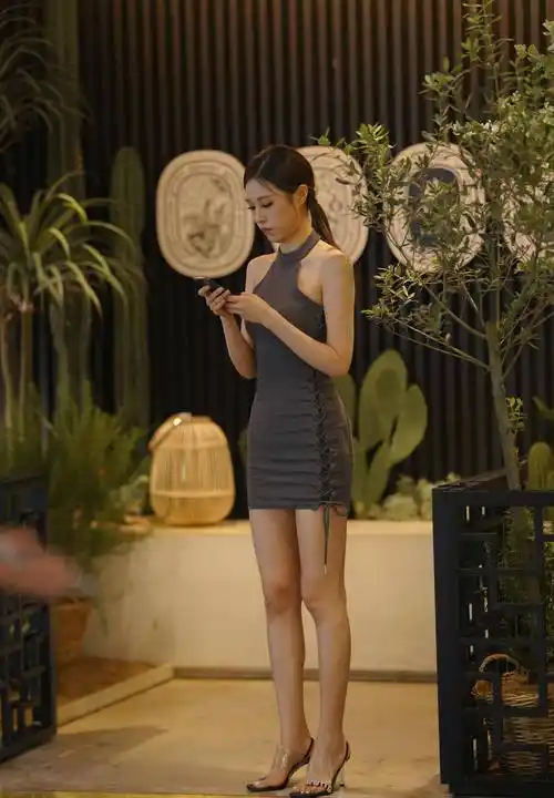 街拍:性感优雅少妇,一双修长长腿!_魅力_外表_气质