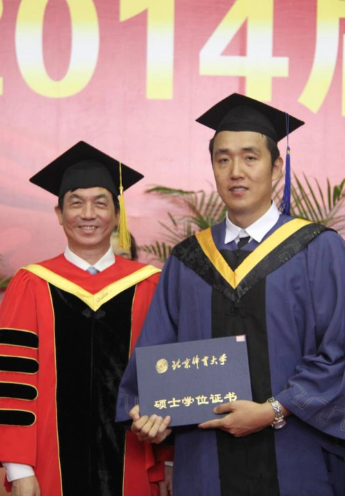 闫宇峰教练曾作为专业篮球运动员效力于八一火箭,北京首钢和东莞新