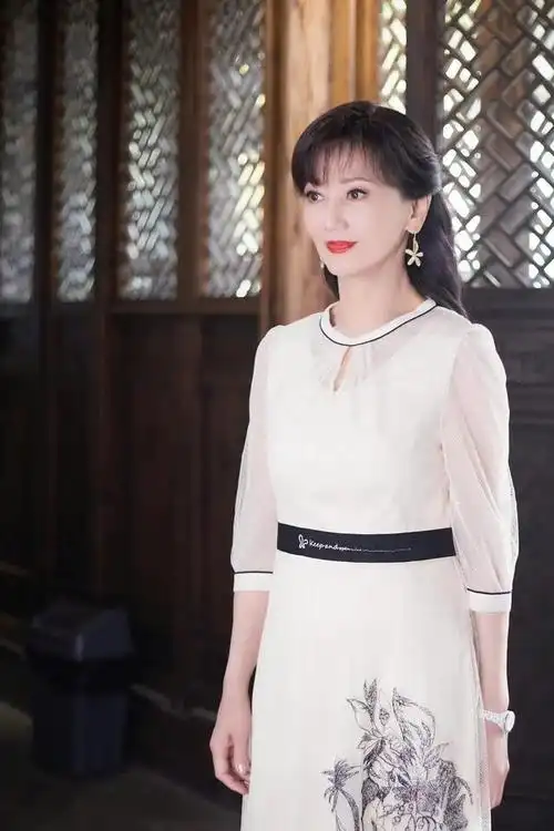 大概这款发型是赵雅芝最青睐的吧,出场率非常高,半扎马尾,露出耳朵