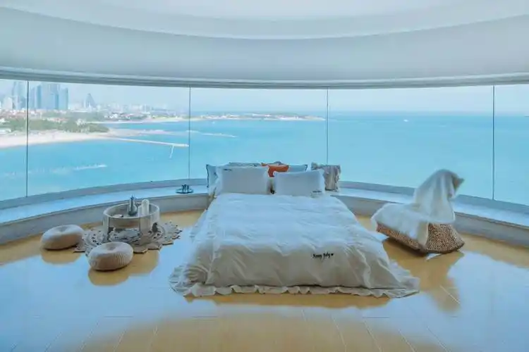 青岛海边的民宿还有270度超大曲面落地窗