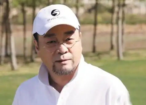 他就是陈逸恒.他是《北平战与和》中的***,沉毅果敢,温文尔雅.