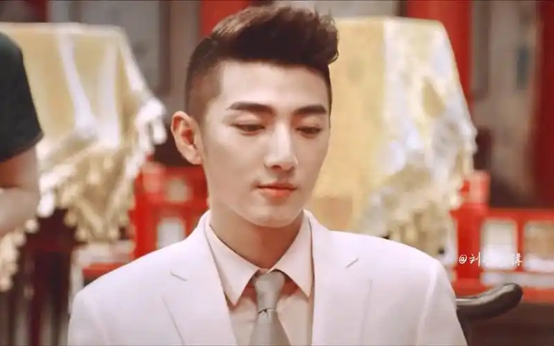 " 你是贵人,你是来来往往这么多人的贵人,只是从不贵自己 " #解雨臣