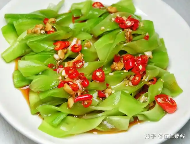清爽诱人的凉拌莴笋片