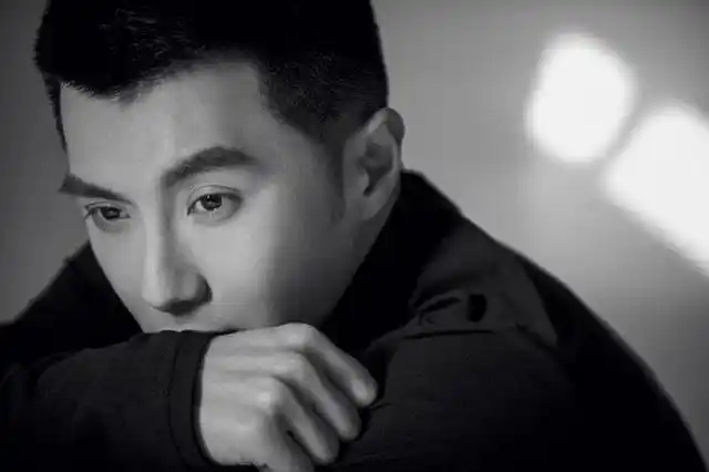 沈泰黑白写真 眼神温暖而坚定帅气十足