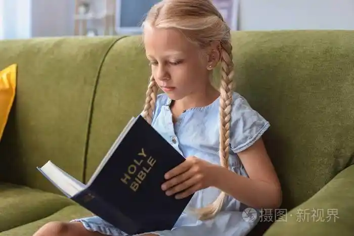 在家读圣经的小女孩照片-正版商用图片2mu097-摄图新视界