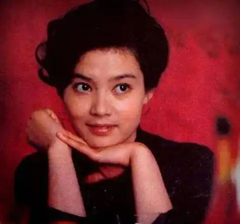 演员潘虹:8岁父亲去世,60岁后悔没生孩,今68岁只想陪伴母亲_工作_家山