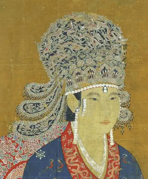 宋神宗皇后端坐装饰考究凳上,脚踏长方形小凳,坐像高四尺一寸.