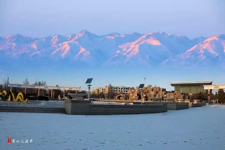 基地位于哈密市西北部10公里处,紧靠312国道北侧.东西长2.