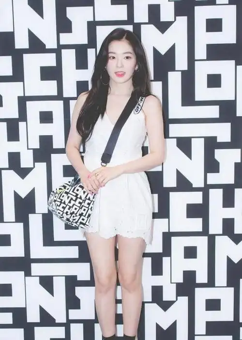 南韩颜霸裴珠泫又美了白色深v裙性感清纯骚粉色美甲成新风潮