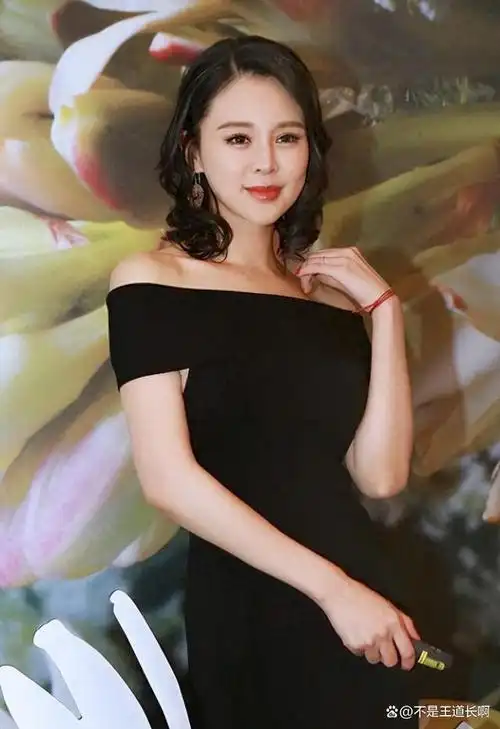 演员关悦给观众的第一眼感觉就是干练,在影视作品中,她常扮演美丽时尚