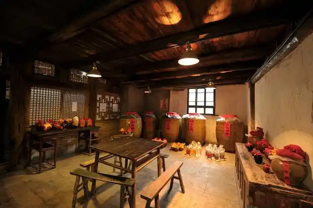 走进附近的酒馆,里面摆放着不同价格的酒,最有意味的是店里还放着琴弦