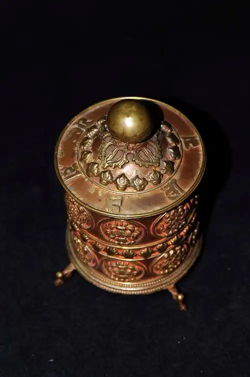 藏传佛教法器錾铜佛八宝转经筒