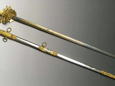 养生 中医养生 正文  佩剑总长105厘米,剑身长88厘米,重量500克,剑身