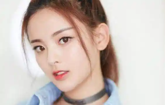 出席活动表情总是一脸懵,被网友质疑整容,杨超越露齿笑证明没整