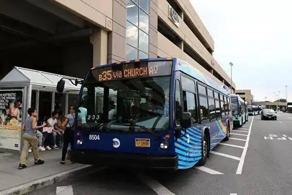 由于大部分纽约公交车上下门均可上车,有的公车则是靠在路边刷卡机