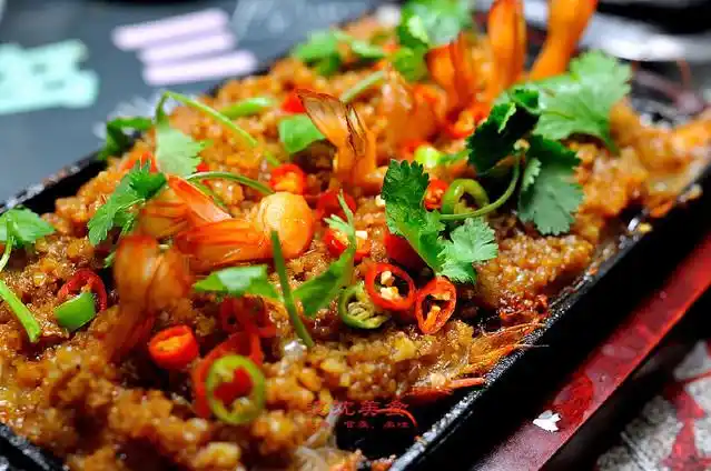 铁板大虾,里面粉丝特别好吃,虾肉也是实诚.