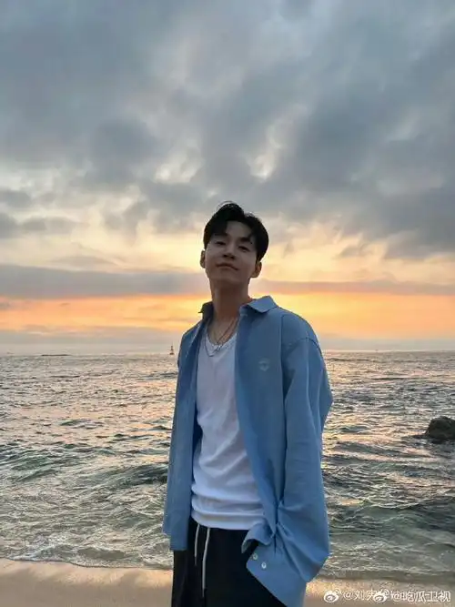 刘宪华一生要强的身高##刘宪华踮着脚站在学员中间