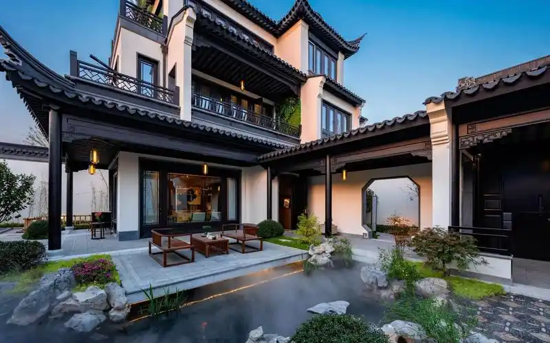 安吉中式合院别墅 白墙黑瓦在蓝天白云的衬托下格外美丽 这是你理想中