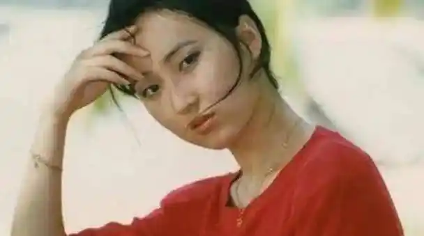 原创陈晓旭骨灰安放仪式父亲几度哽咽长跪于地墓地旁建豪华雕像