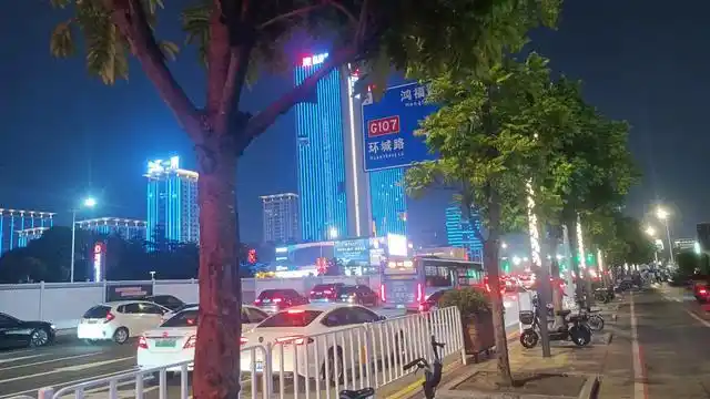 东莞市中心区的夜景,夜晚来临之时便成为耀眼灯光秀