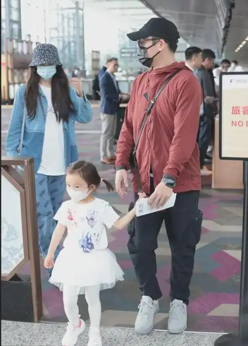 郑恺一家三口合体走机场,他才38岁就一副老父亲样,苗苗穿搭时髦