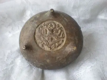 爷爷传下来的底部有龙盘状"大明宣德"四字的宣德炉,炉上口径10cm,耳高