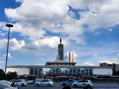 蓝天白云下的五五里牌区域下的长沙火车站