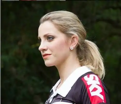 是心动的感觉巴西美女裁判赛场掏纸巾擦汗逗乐球员