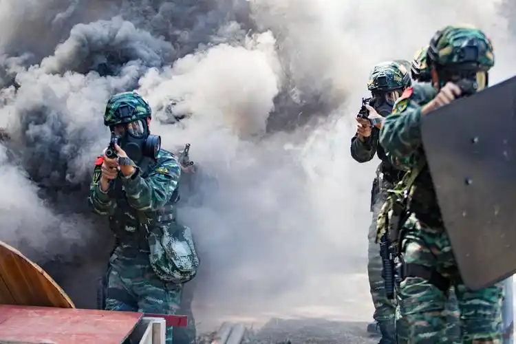 广西南宁武警特战队员开展实战化反恐综合演练